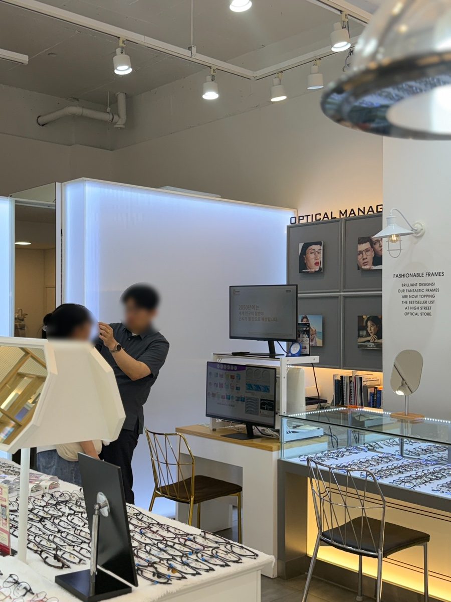 두정동 안경점 안경매니져 두정점 안경사가 고객의 안경 착용감을 상담하는 모습